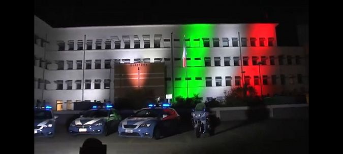 La questura di Pistoia illuminata nel tricolore